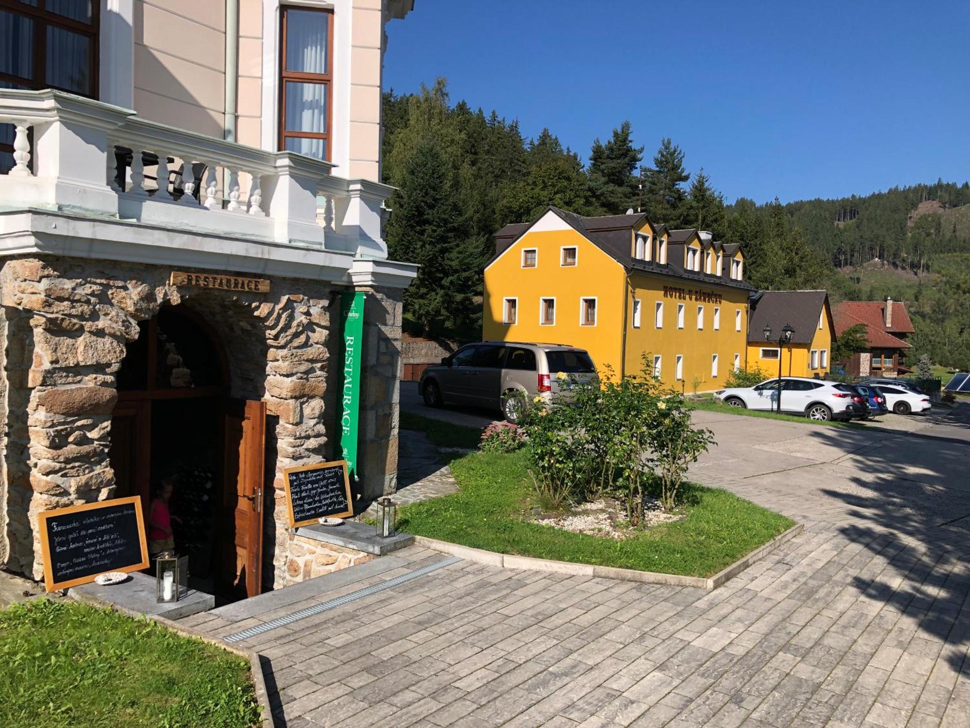 Hotel U Zamecku Cihelny 卡罗维发利 外观 照片